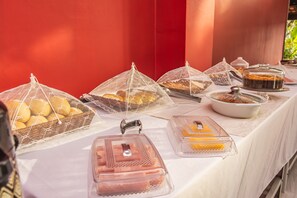 Free daily buffet breakfast  - Pousada Pargos (Cabo Frio)