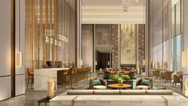Een moderne hotellobby met een marmeren receptiebalie, comfortabele zithoeken en grote ramen voor natuurlijk lichtinval.