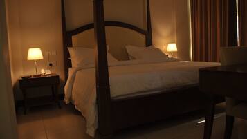 1 bedroom, desk, laptop workspace, blackout drapes