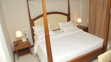 Standard Double Room | Meja, ruang kerja komputer riba, langsir/tirai gelap terus