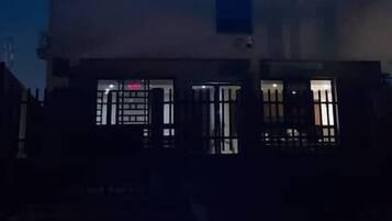 Depan hartanah - siang/malam