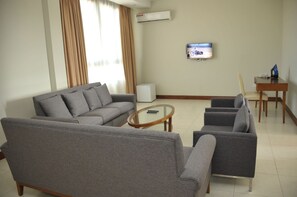 Suíte júnior | Sala de estar | TV de tela plana 40 polegadas com canais a cabo, TV