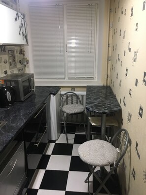 Fridge, microwave, dishwasher, coffee/tea maker
