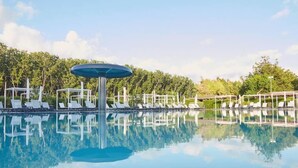 Seasonal outdoor pool, open 9:00 AM to 7:00 PM, pool umbrellas - Quadrifoglio Village (Pontecagnano Faiano)