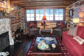 Een smart-tv, een open haard, een dvd-speler en boeken