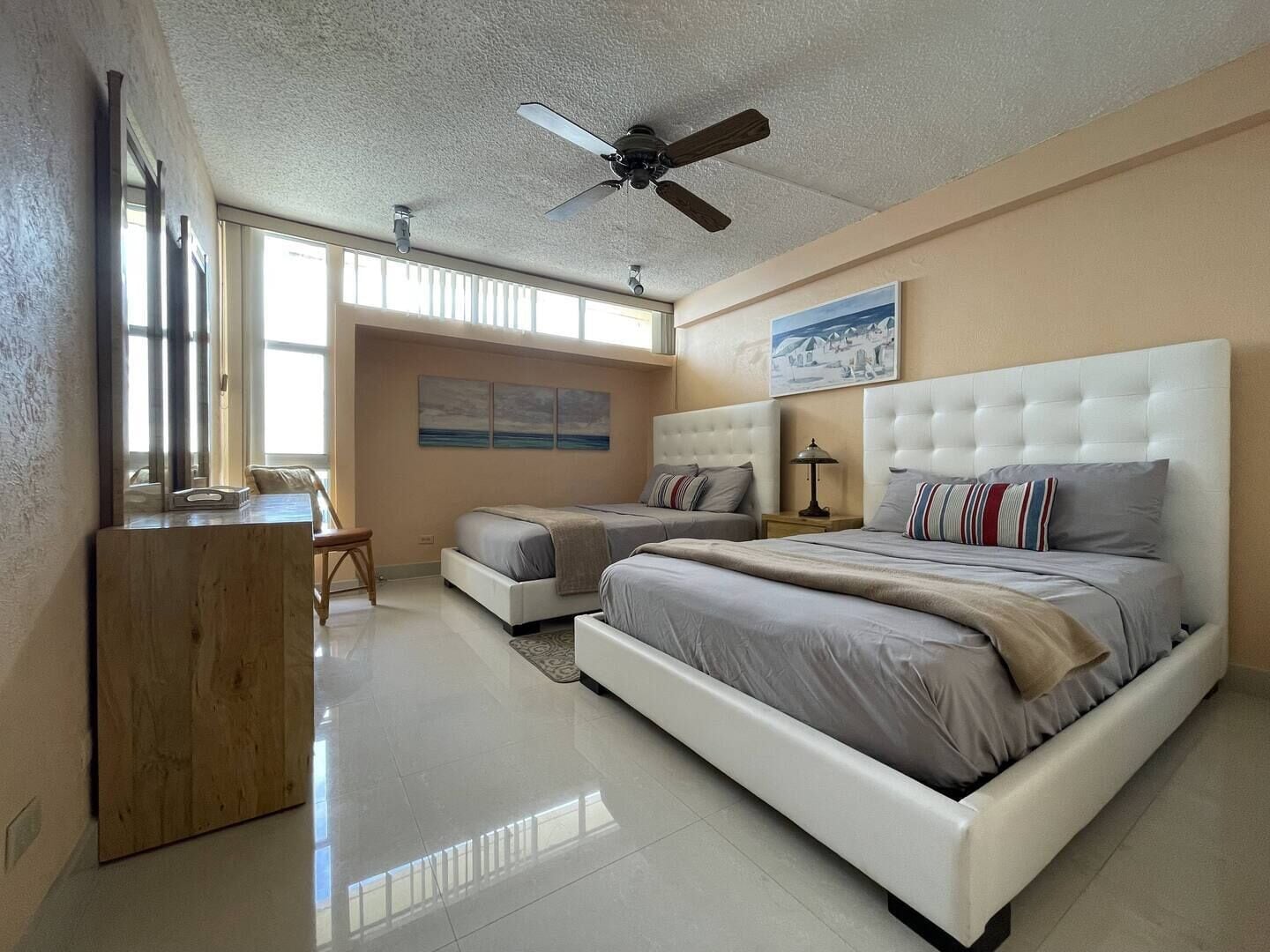 2 habitaciones, escritorio, tabla de planchar con plancha y wifi gratis 