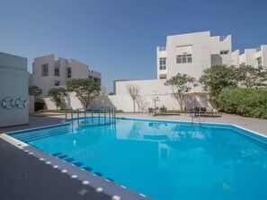 สระว่ายน้ำกลางแจ้ง