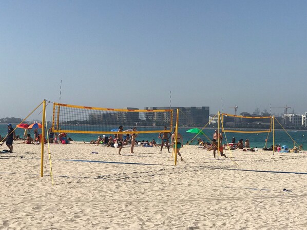 บนชายหาด, ทรายสีขาว