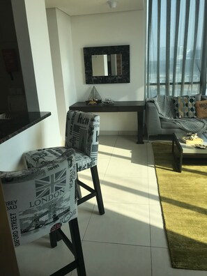 Appartement luxueux, 1 chambre, balcon | Aire de séjour | Téléviseur à écran plat