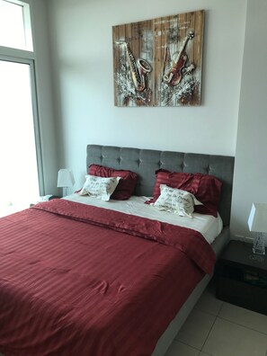 Appartement luxueux, 1 chambre, balcon | 1 chambre, lit avec matelas en mousse à mémoire, décor unique