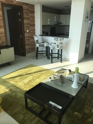 Appartement luxueux, 1 chambre, balcon | Aire de séjour | Téléviseur à écran plat