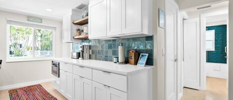 Réfrigérateur, four à micro-ondes, un four, surface de cuisson