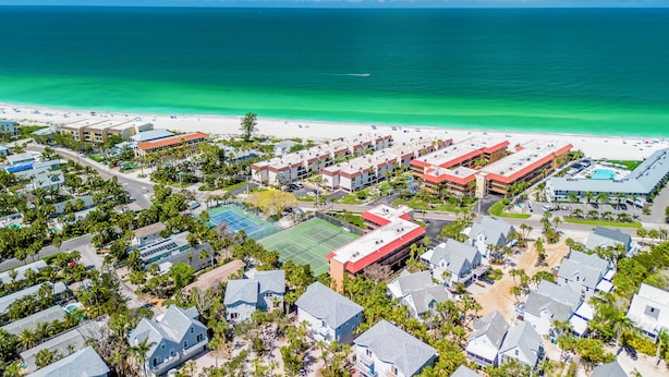 Une station balnéaire dotée de villas en bord de mer, d’un court de tennis et d’un espace piscine.