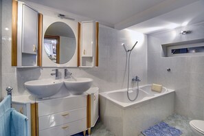Bathtub, towels
