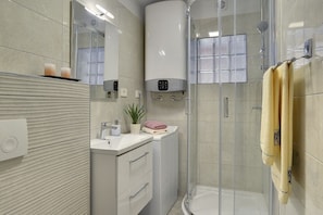Shower, hair dryer, towels - Magnificent villa with private pool, outdoor kitchen with barbecue (Divšici)