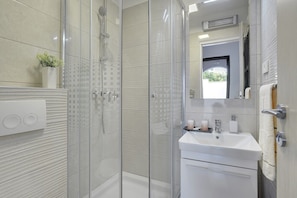 Shower, hair dryer, towels - Magnificent villa with private pool, outdoor kitchen with barbecue (Divšici)