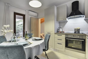 Fridge, microwave, stovetop, dishwasher - Magnificent villa with private pool, outdoor kitchen with barbecue (Divšici)