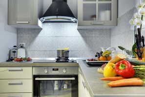 Fridge, microwave, stovetop, dishwasher - Magnificent villa with private pool, outdoor kitchen with barbecue (Divšici)