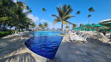 3 piscinas al aire libre, camas de piscina gratis, sombrillas