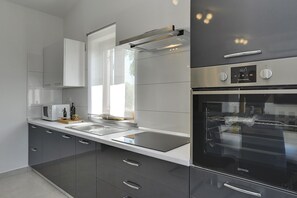 Fridge, microwave, stovetop, dishwasher - Sunny villa with private pool, sun loungers, outdoor shower (Lindar)