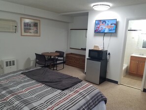 Habitación individual clásica | Decoración personalizada, muebles diferentes y cortinas blackout 