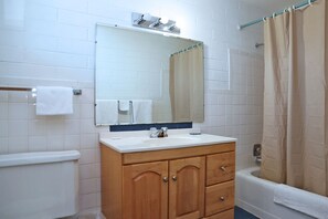 Bathroom - Fleetwood Motel (Cheyenne)