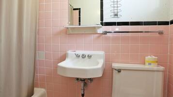 Classic Single Room | Bathroom | Combined shower/bathtub, towels