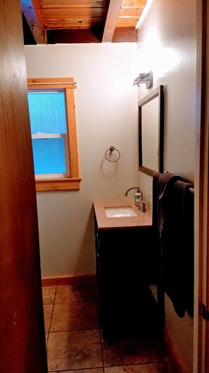 Shower, hair dryer, towels, soap - 08: Cute Studio Bike to Beach (South Lake Tahoe)
