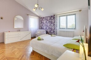 5 soverom, skrivebord, wi-fi (inkludert) og sengetøy