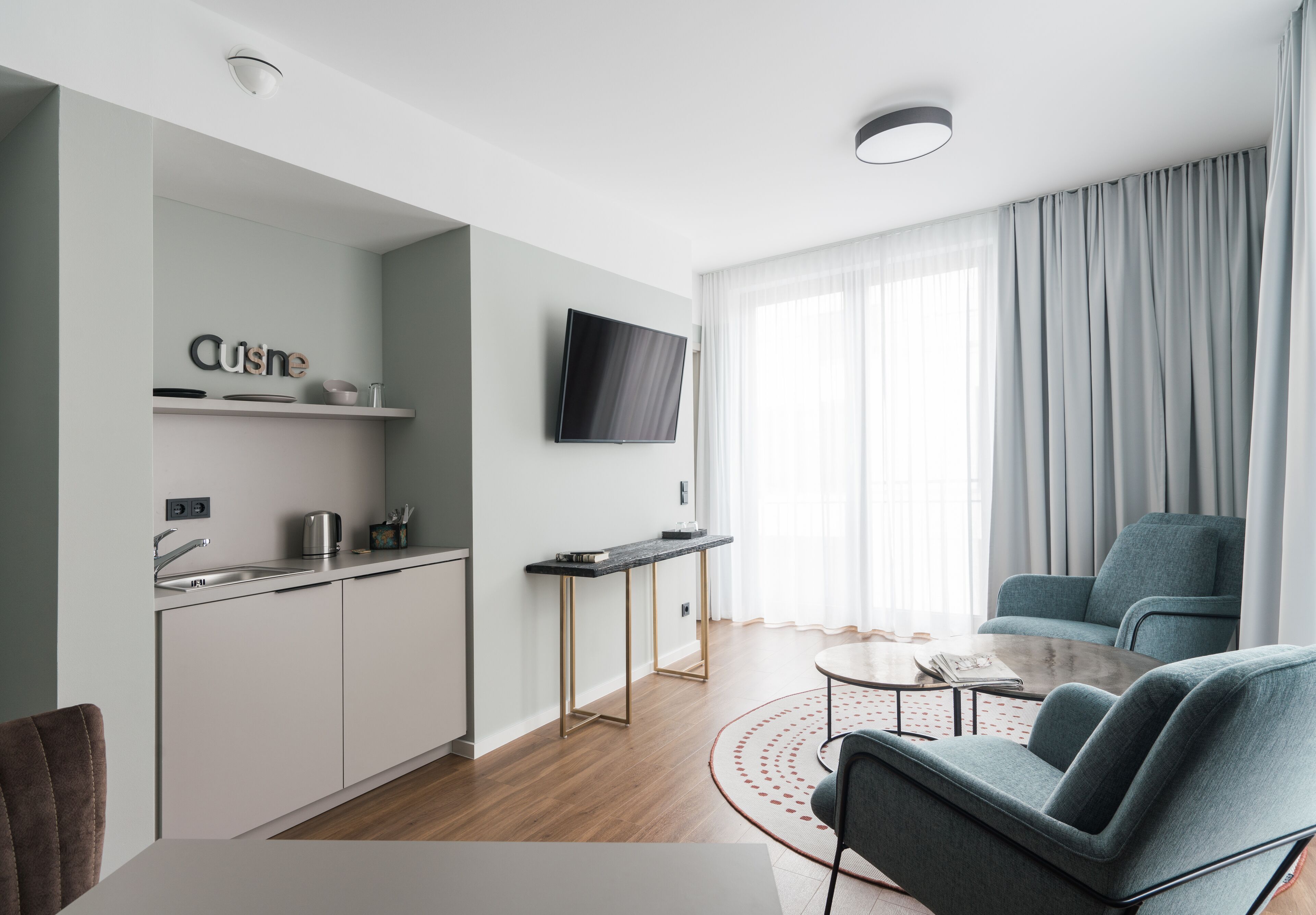 junior suite | living area | flat-screen tv, books