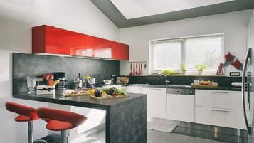 Fridge, microwave, stovetop, dishwasher