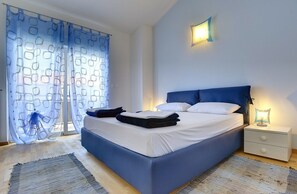 3 bedrooms, desk, free WiFi, bed sheets