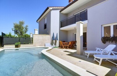 Beachfront villa with private pool and air conditioning, wifi, terrace, barbecue - ideal for a perfect family vacation.