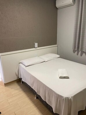 Minibar, escritorio, wifi gratis y ropa de cama 