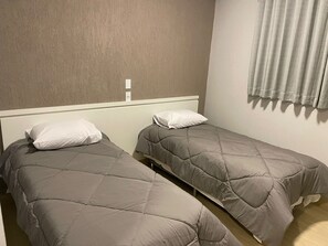 Minibar, Schreibtisch, kostenloses WLAN, BettwÀsche