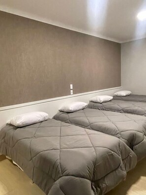 Minibar, Schreibtisch, kostenloses WLAN, BettwÀsche