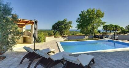 Upea uusi huvila, jossa oma uima-allas, ilmasto, WiFi saunassa ja kauniit merinäkymät