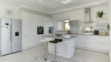 Een koelkast, een kookplaat, een vaatwasser