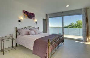 2 soverom, skrivebord, wi-fi (inkludert) og sengetøy