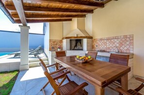 Outdoor dining - Beautiful villa with private pool, WiFi (Valtura)