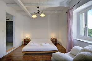 4 bedrooms, desk, free WiFi, bed sheets - Sunny stone villa with sun beds (Svetvincenat)