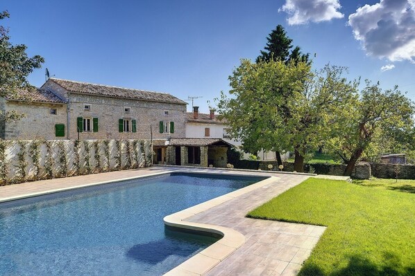 Pool - Sunny stone villa with sun beds (Svetvincenat)