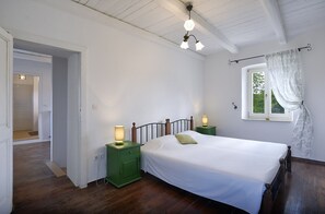 4 室のベッドルーム、デスク、WiFi (無料)、ベッドシーツ