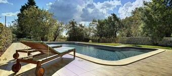 Villa de piedra soleada con camas solares