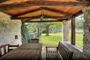 Outdoor dining - Sunny stone villa with sun beds (Svetvincenat)