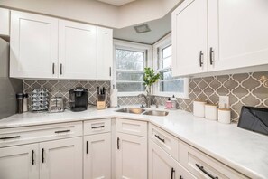 Fridge, microwave, oven, stovetop - Firepit | Outdoor Deck | Great Location (Lexington)