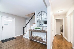 Interior - Firepit | Outdoor Deck | Great Location (Lexington)