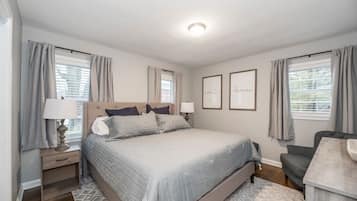 4 chambres, bureau, fer et planche à repasser, lit parapluie