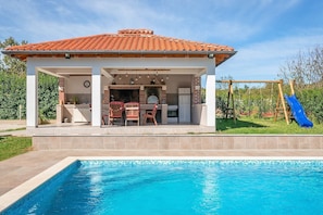 حمام سباحة