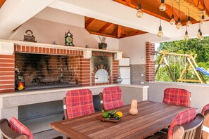 تناول الطعام بالخارج